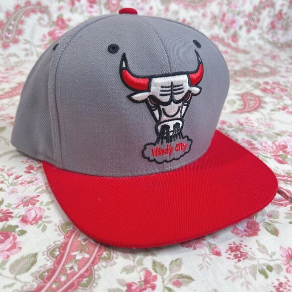Vintage Chicago Bulls Mitchell & Ness Snapback Cap Grey and Red Baseball Hat - Picture 3 of 10